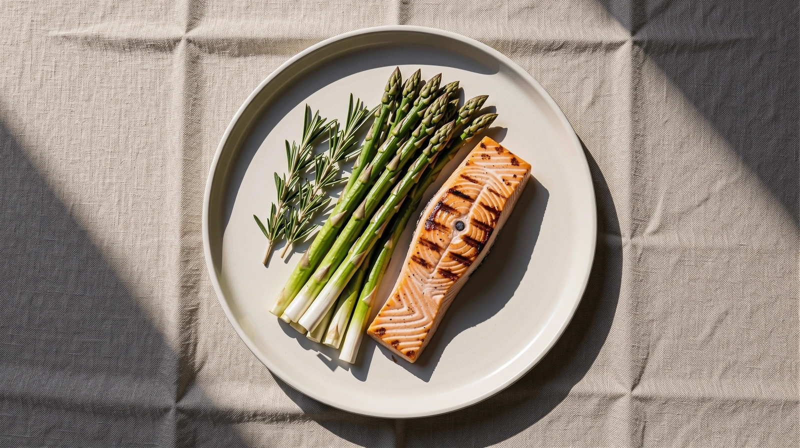 Vyvážené jídlo reprezentující filozofii Vital Rovnováha